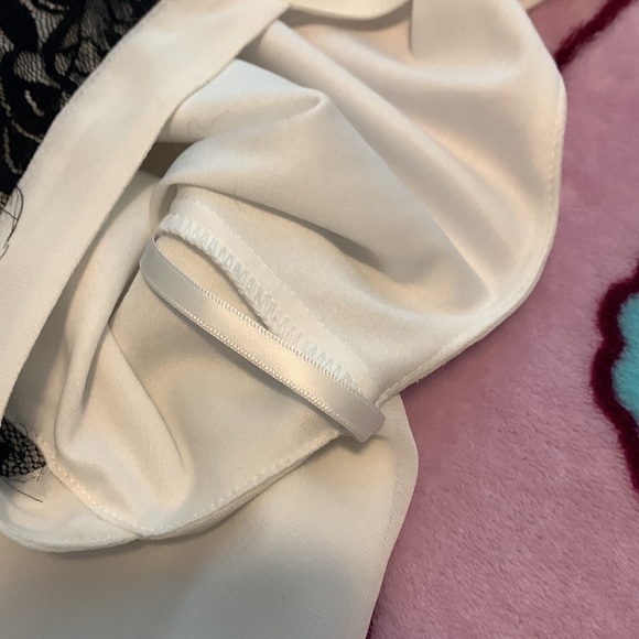 Off white V-Neck Blouse - Picture 4 of 4